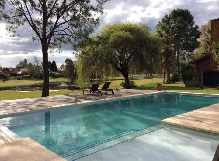 Casa · 340m² · 6 Ambientes · 4 Cocheras