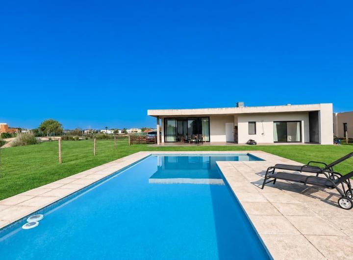 Casa · 860m² · 4 Ambientes · 3 Cocheras