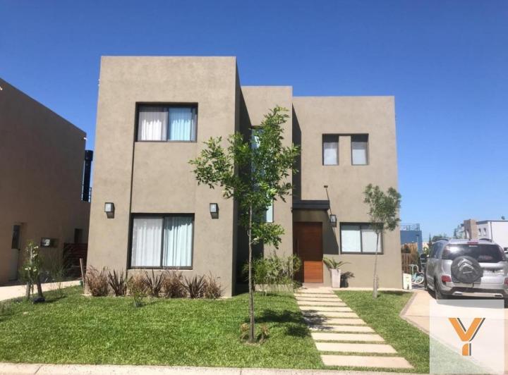 Casa · 150m² · 5 Ambientes · 2 Cocheras