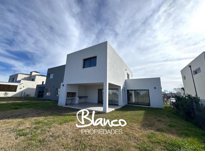Casa · 177m² · 5 Ambientes · 2 Cocheras