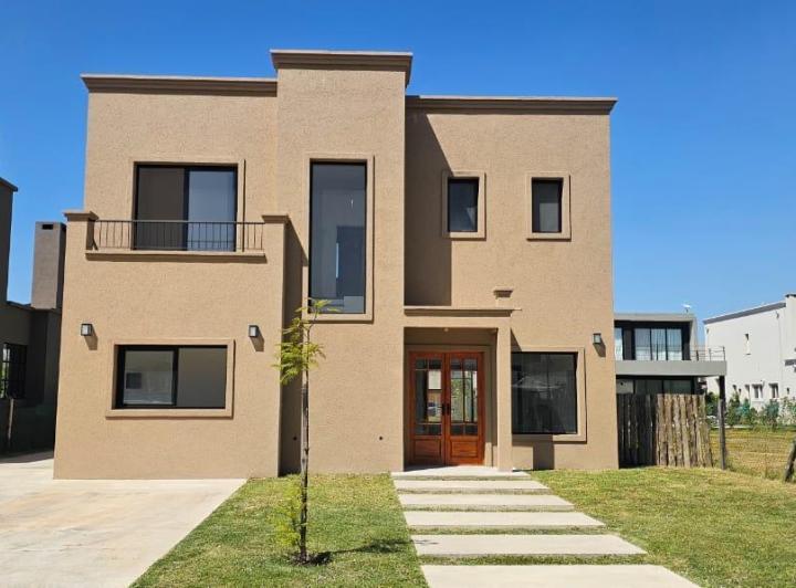 Casa · 164m² · 4 Ambientes · 4 Cocheras