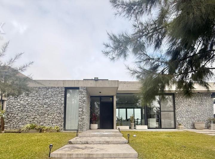 Casa · 166m² · 4 Ambientes · 6 Cocheras