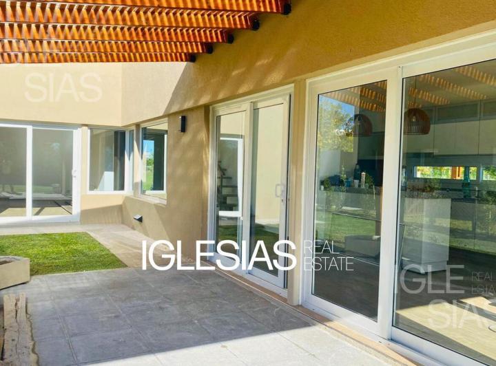 Casa · 166m² · 5 Ambientes · 4 Cocheras