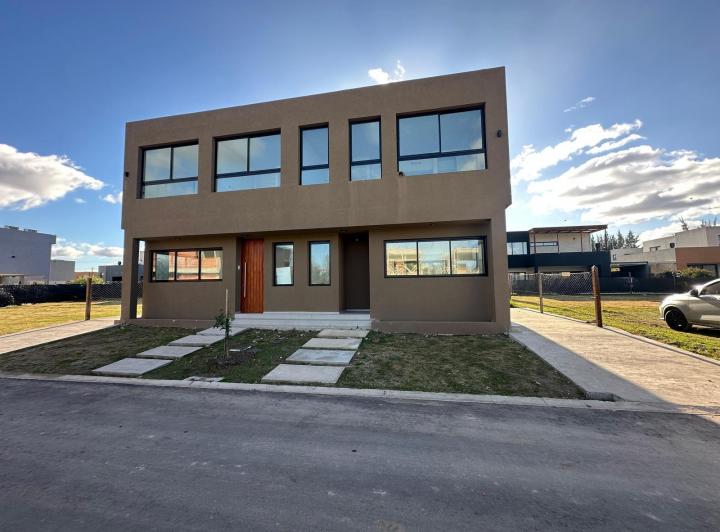 Casa · 284m² · 4 Ambientes · 1 Cochera