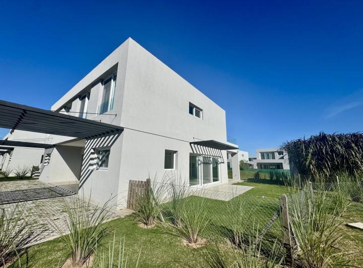 Casa · 128m² · 4 Ambientes · 2 Cocheras