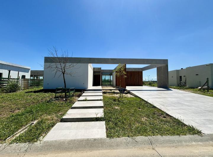 Casa · 174m² · 4 Ambientes · 2 Cocheras