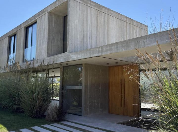 Casa · 300m² · 4 Ambientes · 6 Cocheras