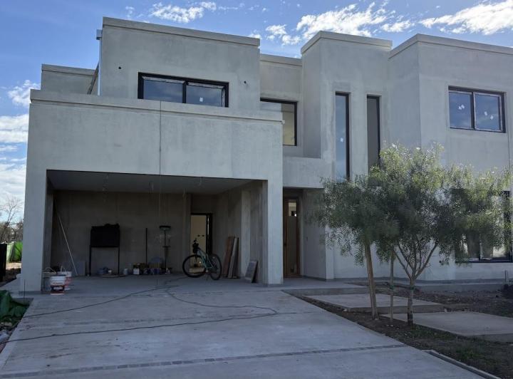 Casa · 218m² · 5 Ambientes · 4 Cocheras