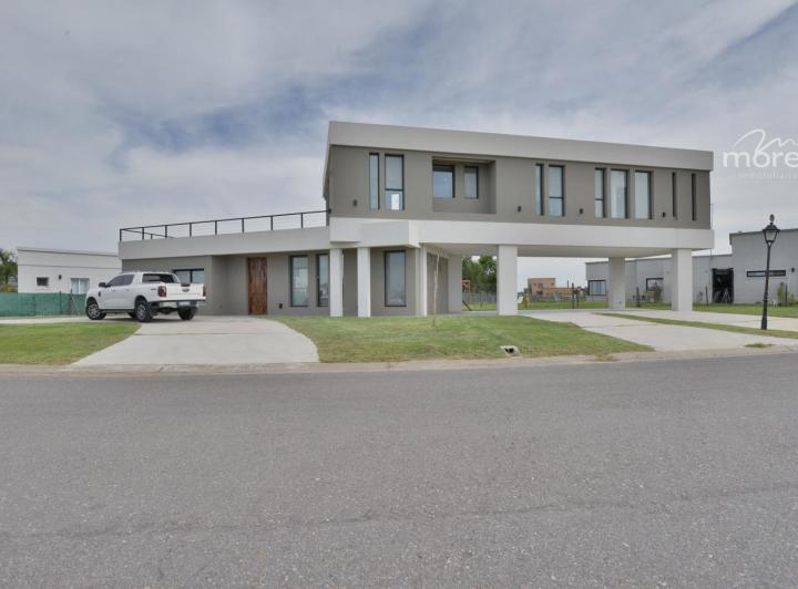 Casa · 180m² · 3 Dormitorios · 1 Cochera