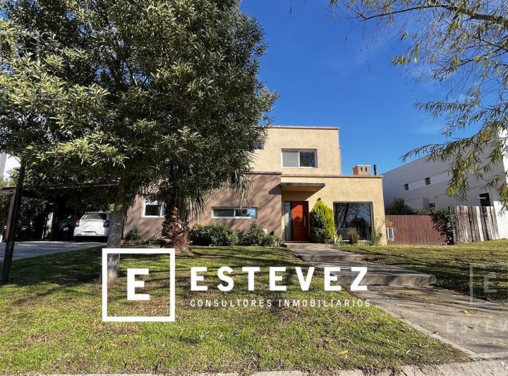 Casa · 182m² · 5 Ambientes · 2 Cocheras