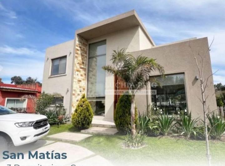 Casa · 240m² · 5 Ambientes · 2 Cocheras