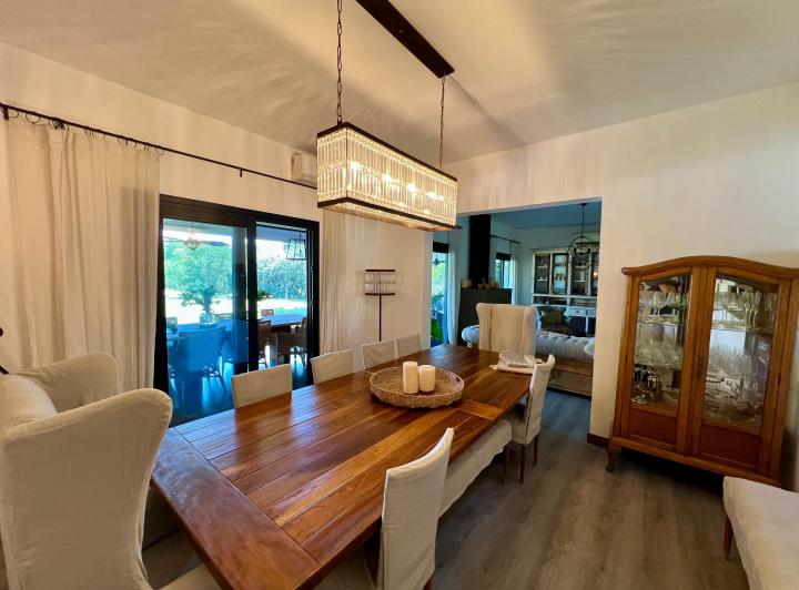 Casa · 300m² · 7 Ambientes · 2 Cocheras