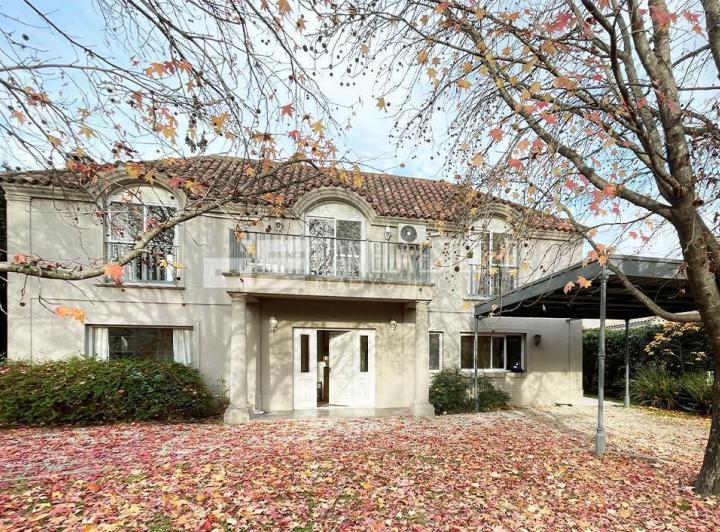 Casa · 260m² · 5 Ambientes · 2 Cocheras