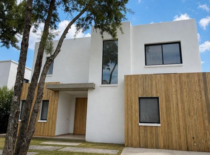 Casa · 240m² · 4 Ambientes