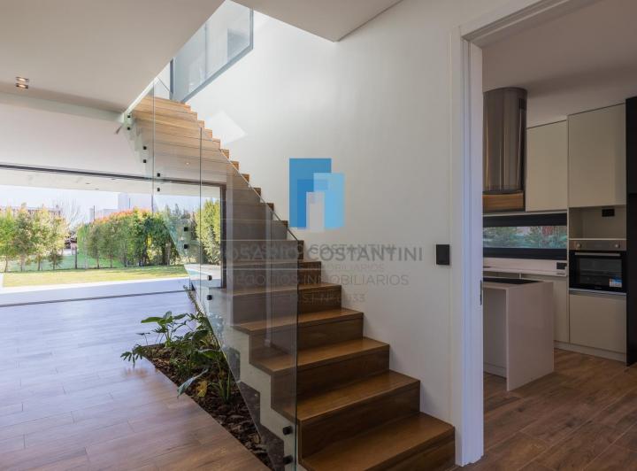 Casa · 270m² · 6 Ambientes · 3 Cocheras