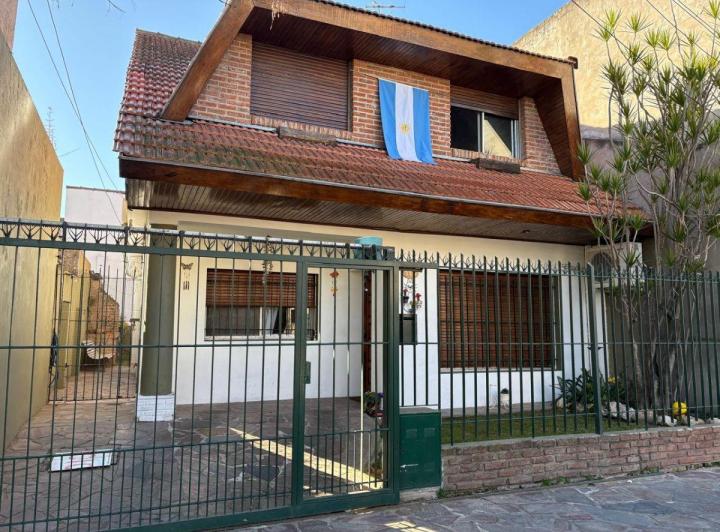 Casa · 120m² · 4 Ambientes · 2 Cocheras