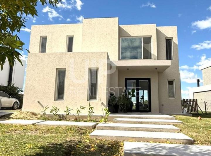 Casa · 220m² · 6 Ambientes · 2 Cocheras