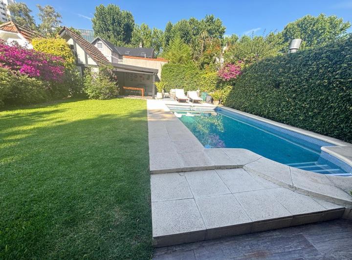 Casa · 350m² · 5 Ambientes · 2 Cocheras