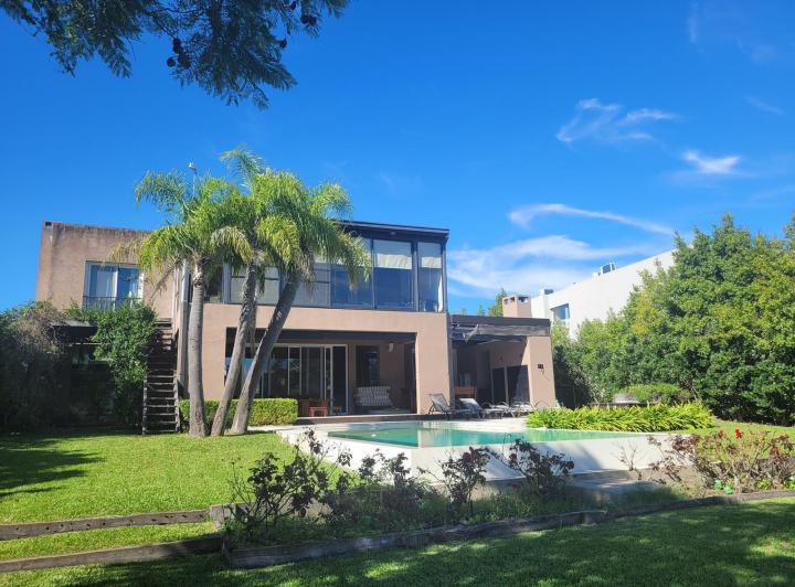 Casa · 400m² · 5 Ambientes · 4 Cocheras