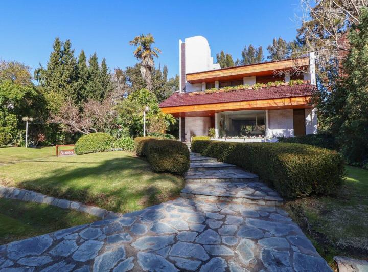 Casa · 220m² · 6 Ambientes · 2 Cocheras