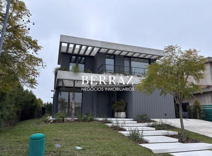 Casa · 270m² · 6 Ambientes · 3 Cocheras