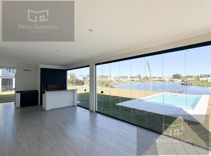 Casa · 200m² · 5 Ambientes · 4 Cocheras