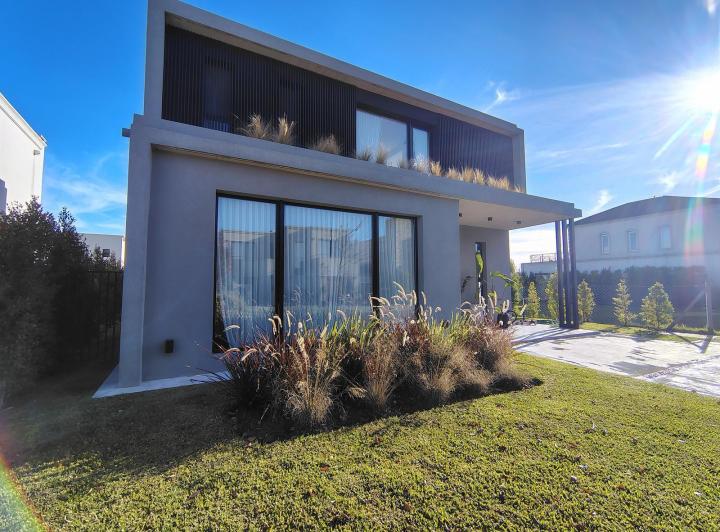 Casa · 207m² · 5 Ambientes · 4 Cocheras