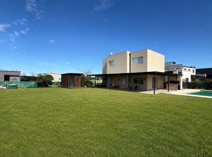 Casa · 152m² · 4 Ambientes · 6 Cocheras
