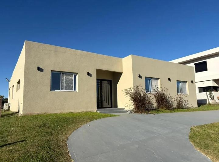 Casa · 180m² · 4 Ambientes · 2 Cocheras
