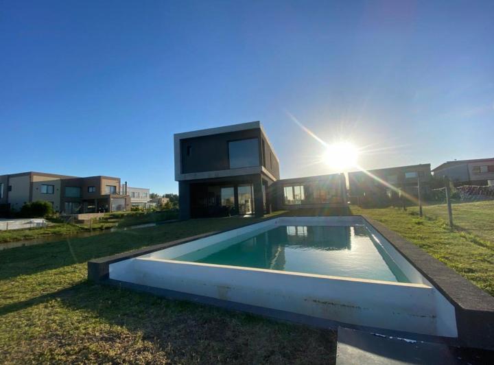 Casa · 250m² · 4 Ambientes · 2 Cocheras