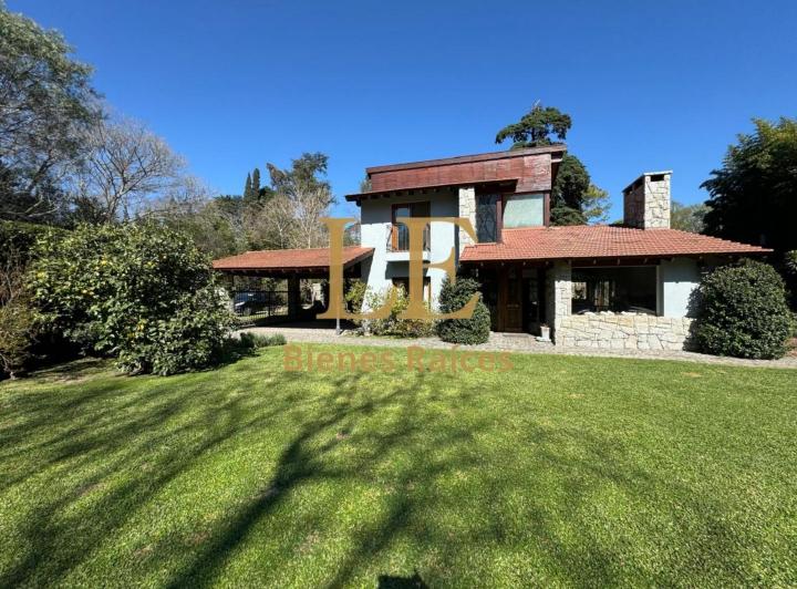 Casa · 240m² · 4 Ambientes · 7 Cocheras