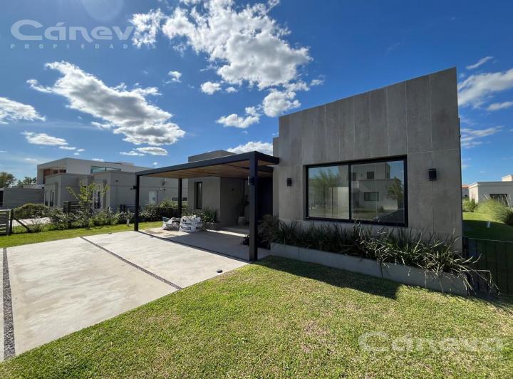 Casa · 216m² · 5 Ambientes · 4 Cocheras