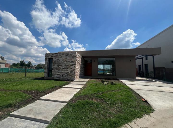 Casa · 127m² · 4 Ambientes · 2 Cocheras