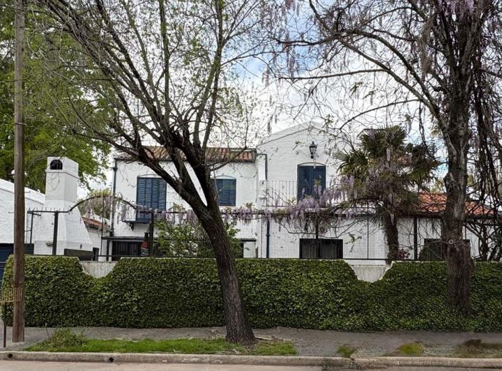 Casa · 590m² · 8 Ambientes · 2 Cocheras