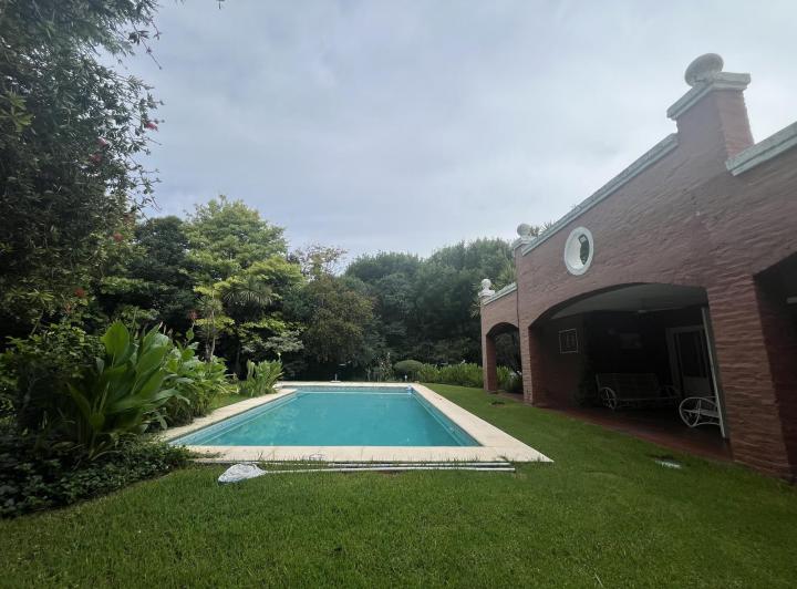 Casa · 1238m² · 4 Ambientes · 5 Cocheras