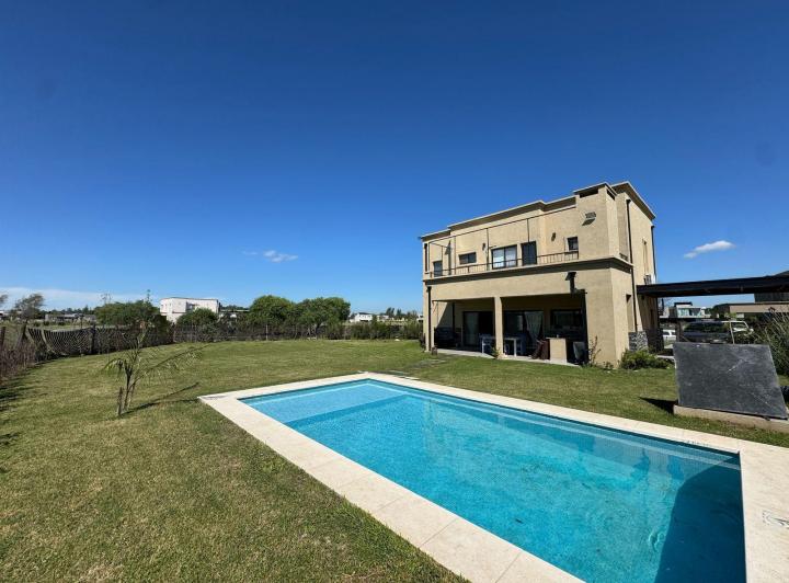 Casa · 137m² · 4 Ambientes · 2 Cocheras