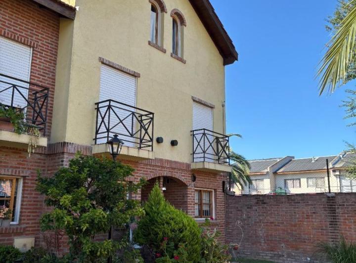 Casa · 85m² · 4 Ambientes · 1 Cochera
