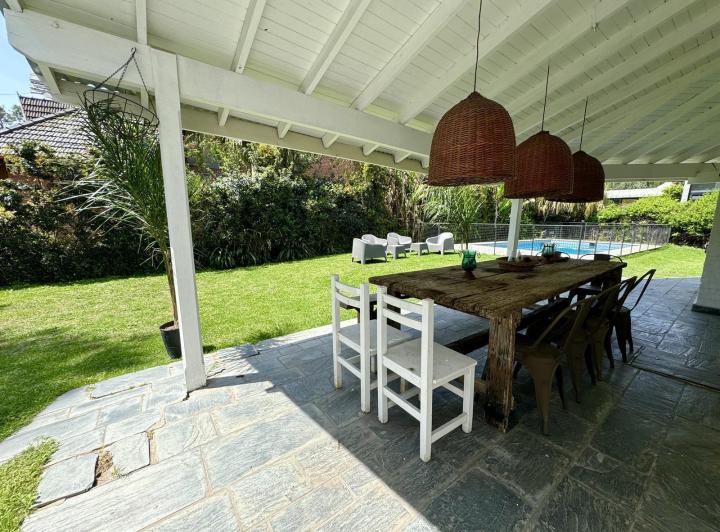 Casa · 250ha · 5 Ambientes · 3 Cocheras