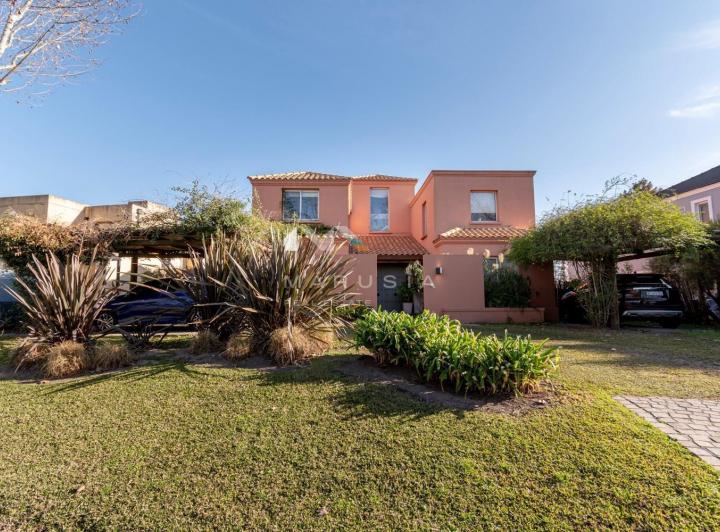 Casa · 270m² · 6 Ambientes · 2 Cocheras