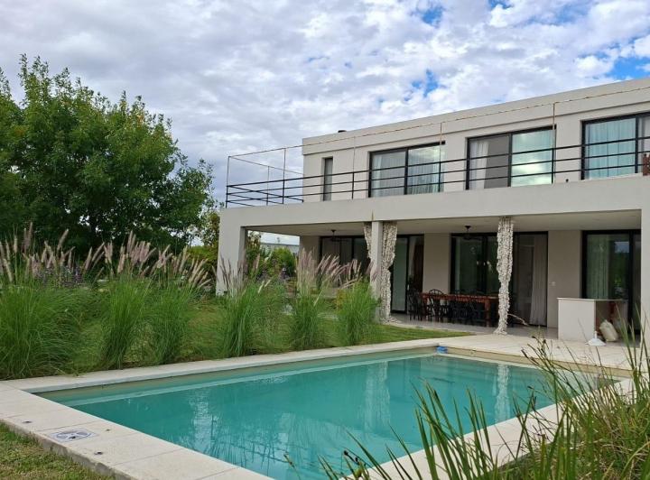 Casa · 194m² · 4 Ambientes · 2 Cocheras