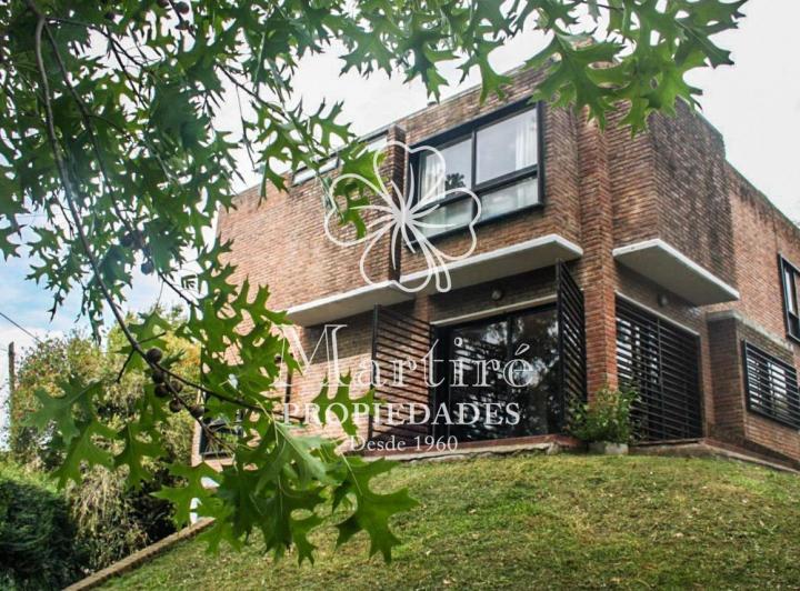 Casa · 228m² · 5 Ambientes · 1 Cochera