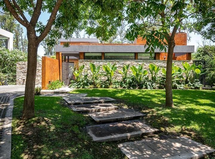Casa · 235m² · 4 Ambientes · 2 Cocheras