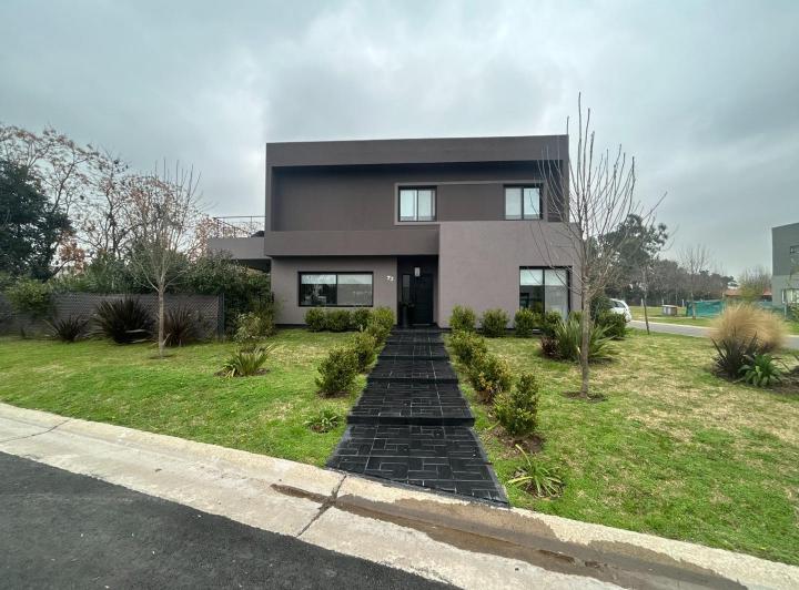 Casa · 160m² · 4 Ambientes · 4 Cocheras