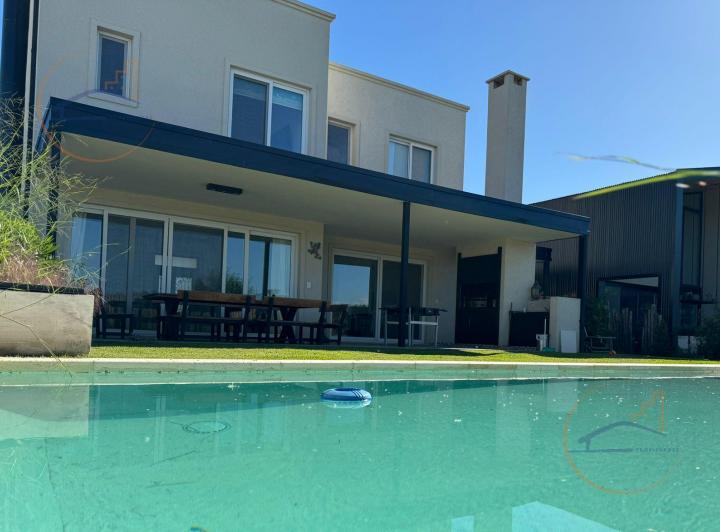 Casa · 185m² · 6 Ambientes · 2 Cocheras