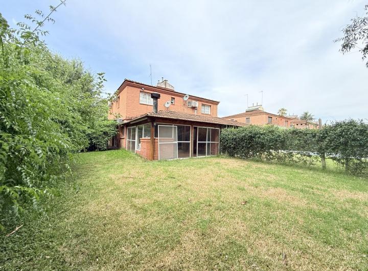 Casa · 102m² · 4 Ambientes · 5 Cocheras