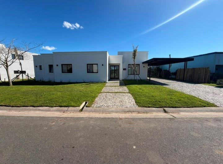 Casa · 180m² · 4 Ambientes · 2 Cocheras