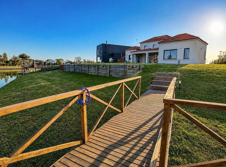 Casa · 180m² · 5 Ambientes · 2 Cocheras