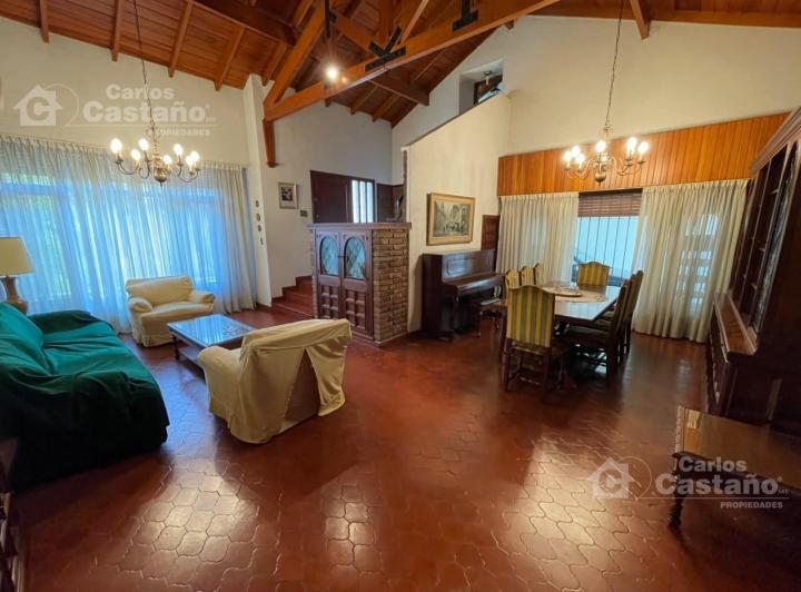 Casa · 258m² · 6 Ambientes · 1 Cochera