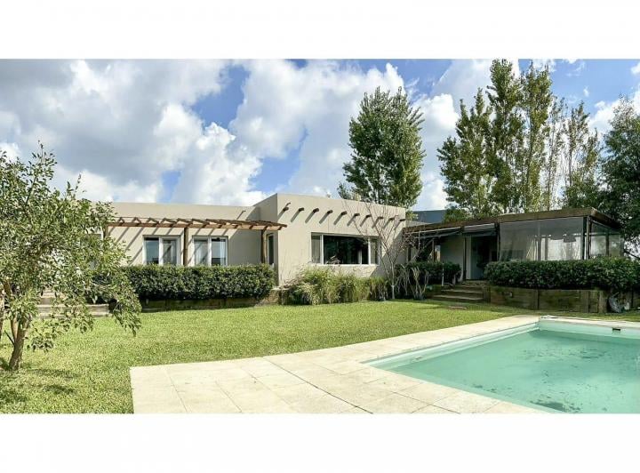 Casa · 1500m² · 5 Ambientes · 2 Cocheras