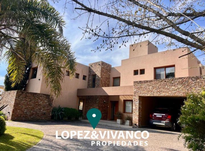 Casa · 334m² · 6 Ambientes · 2 Cocheras